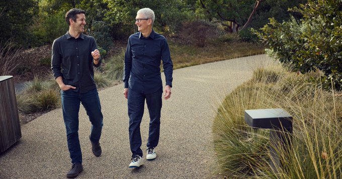 Apple'ın CEO'su Tim Cook görevden ayrılacak