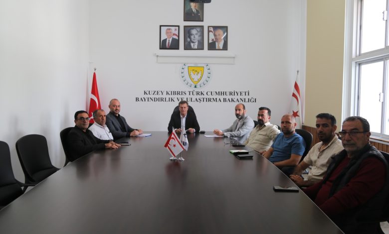 Bayındırlık ve Ulaştırma Bakanı Arıklı, Kıbrıs Türk Taksiciler Dernekleri Federasyonu’nu kabul etti