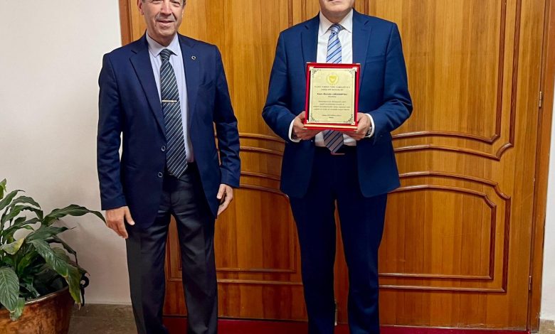 Dışişleri Bakanı Ertuğruloğlu’ndan emekli olan Lakadamyalı’ya teşekkür plaketi