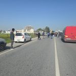 Dörtyol'daki kaza… Büyük trafik levhası yola devrildi