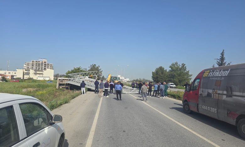 Dörtyol'daki kaza… Büyük trafik levhası yola devrildi