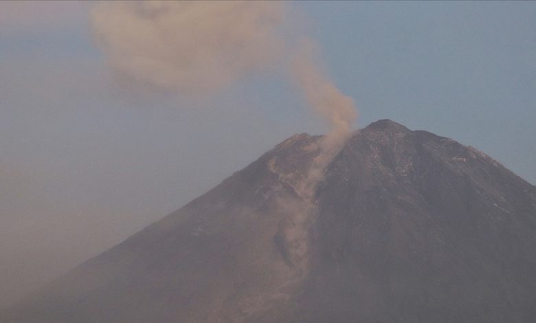 Endonezya'daki Semeru Yanardağı'nda 4 patlama meydana geldi