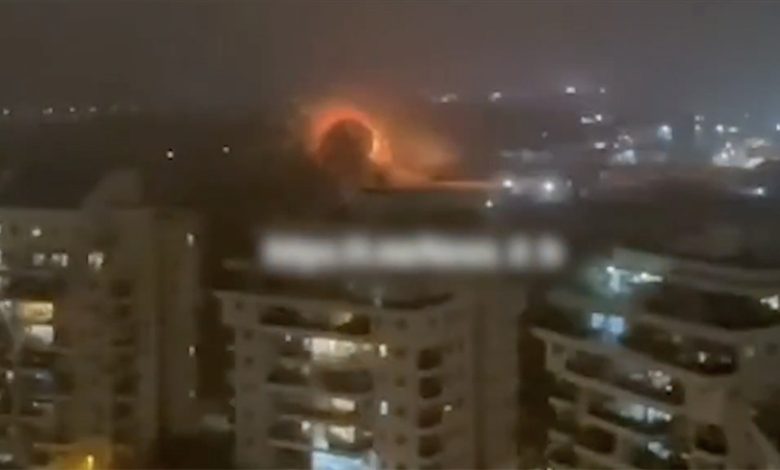 İran füzesinin Petah Tikva kentindeki sanayi bölgesine isabetiyle bazı yapılarda hasar oluştu