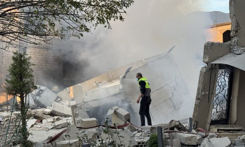 İsrail ordusu, Lübnan'ın güneyindeki Meys el-Cebel beldesinde evleri ateşe verdi
