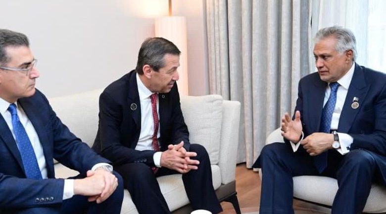 Pakistan Dışişleri Bakanlığı: “Başbakan Yardımcısı ve Dışişleri Bakanı Dar, KKTC Dışişleri Bakanı Ertuğruloğlu ile bir araya geldi”