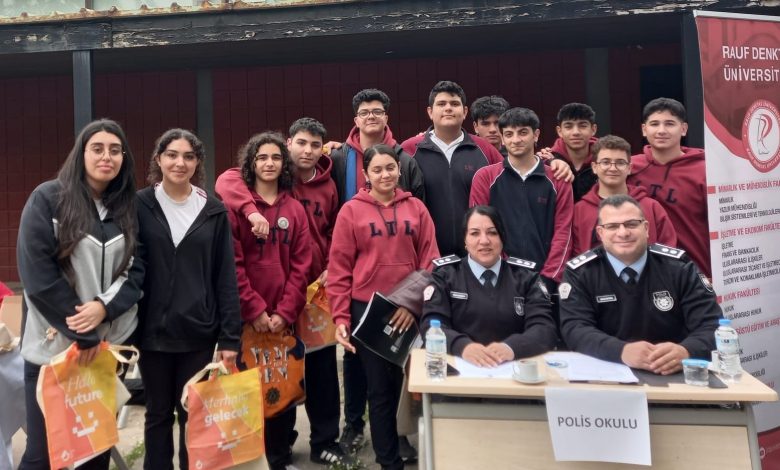 Polis, kariyer gününde Lefkoşa Türk Lisesi öğrencileri ile buluştu...