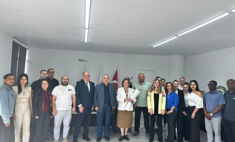 Dr. Tomris Mahirel’e yılın annesi ödülü verildi