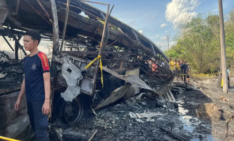 Endonezya'da yolcu otobüsü ile yakıt tankeri çarpıştı, 16 kişi öldü