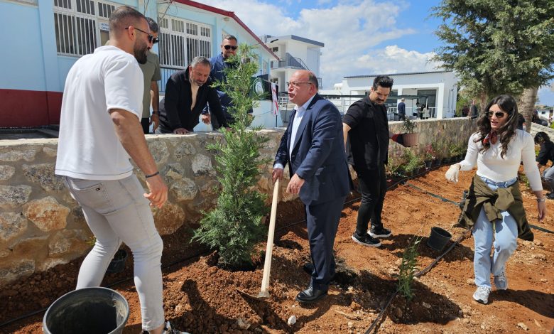 Erenköy-Karpaz Belediye Başkanı Bakırcı, öğrencilerle fidan dikti