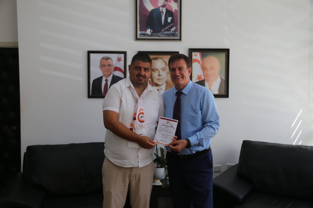 Bayındırlık ve Ulaştırma Bakanı Arıklı KKTC Galatasaraylılar Derneği'ni kabul etti