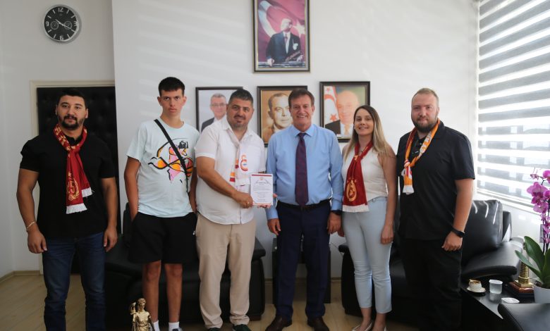 Bayındırlık ve Ulaştırma Bakanı Arıklı KKTC Galatasaraylılar Derneği'ni kabul etti