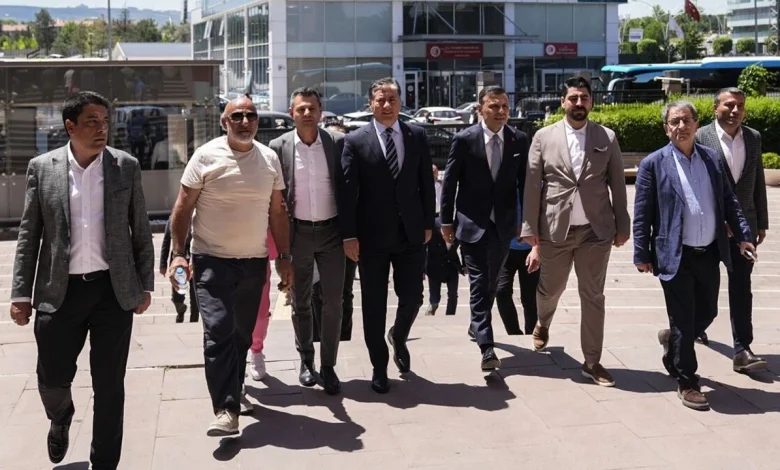 CHP'de olağanüstü kurultay talep eden 833 delegenin imzası genel merkeze teslim edildi