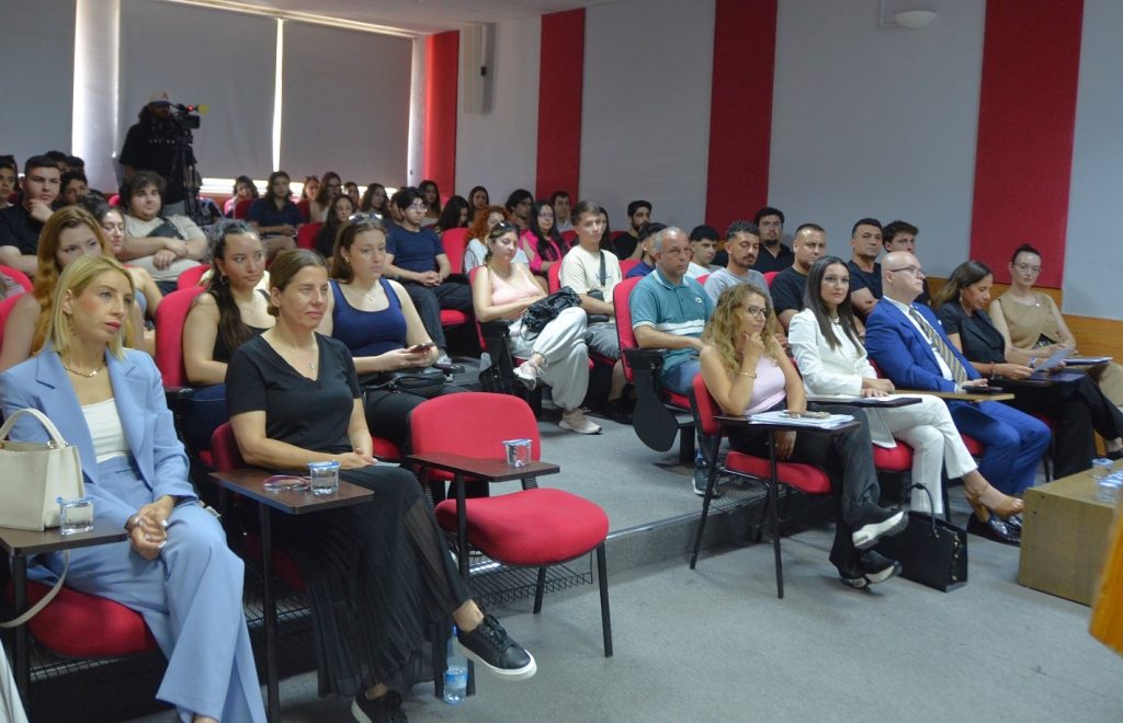 DAÜ’de “Gıda Güvenliğinde En Büyük Tehlike: Yanlış Bilinenler” konulu seminer yapıldı