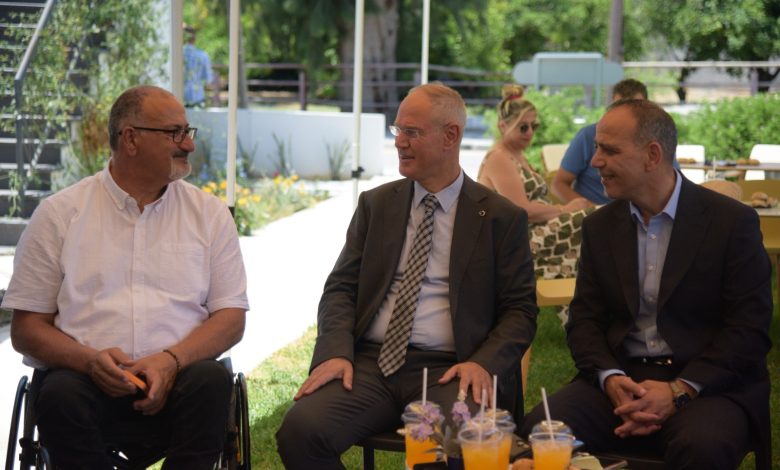 Hasipoğlu ve Harmancı Yeni Dünya +1 Cafe’de özel gereksinimli bireylerin aileleriyle bir araya geldi