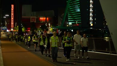 Hollanda'da binlerce kişi mültecilere destek için gece boyunca kilometrelerce yürüdü