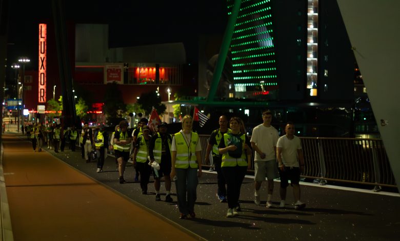 Hollanda'da binlerce kişi mültecilere destek için gece boyunca kilometrelerce yürüdü