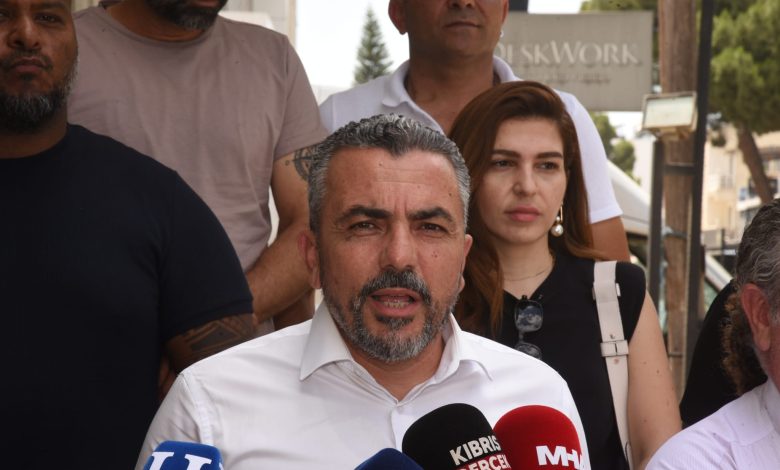 HÜR-İŞ Çalışma ve Sosyal Güvenlik Bakanlığı önünde basın açıklaması yaparak asgari ücret masasının kurulmasını talep etti
