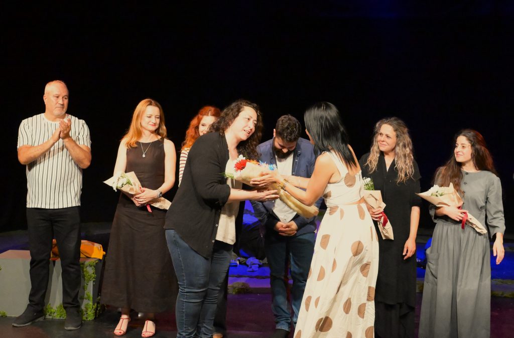 Lefkoşa Belediye Tiyatrosu’nun “Yanlışlık” adlı oyunu 22. Kıbrıs Tiyatro Festivali’nde prömiyerini yaptı