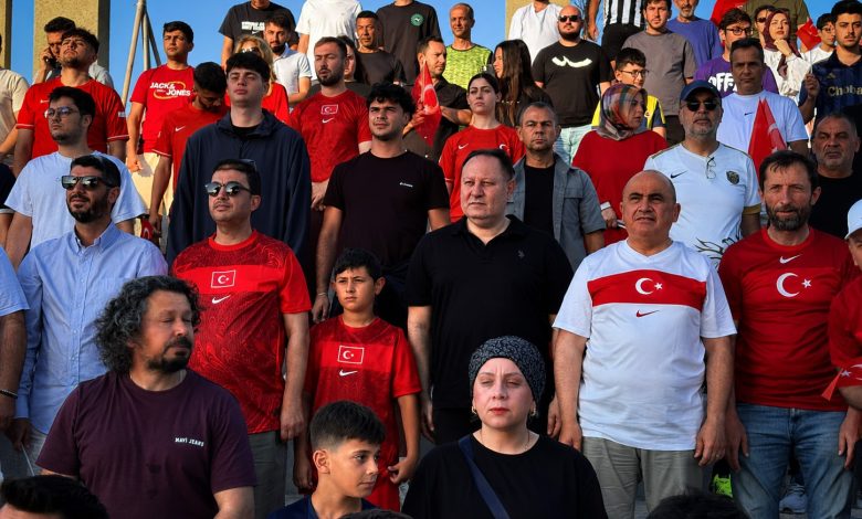 Öztürkler, Türkiye A Milli Futbol Takımı maçını Millet Bahçesi’nde izledi