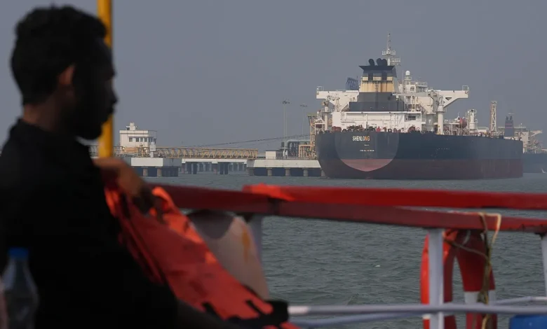 Suudi Arabistan ve İran petrolü taşıyan tankerler Hürmüz Boğazı'ndan geçti