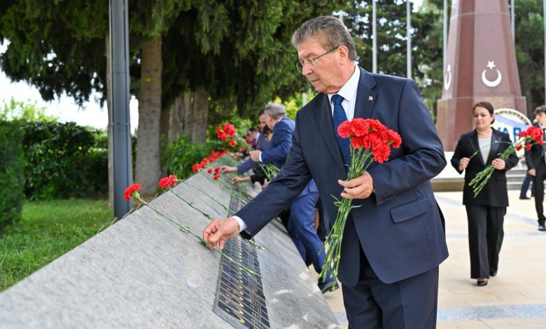 Üstel, Haydar Aliyev’in anıt mezarını ziyaret etti
