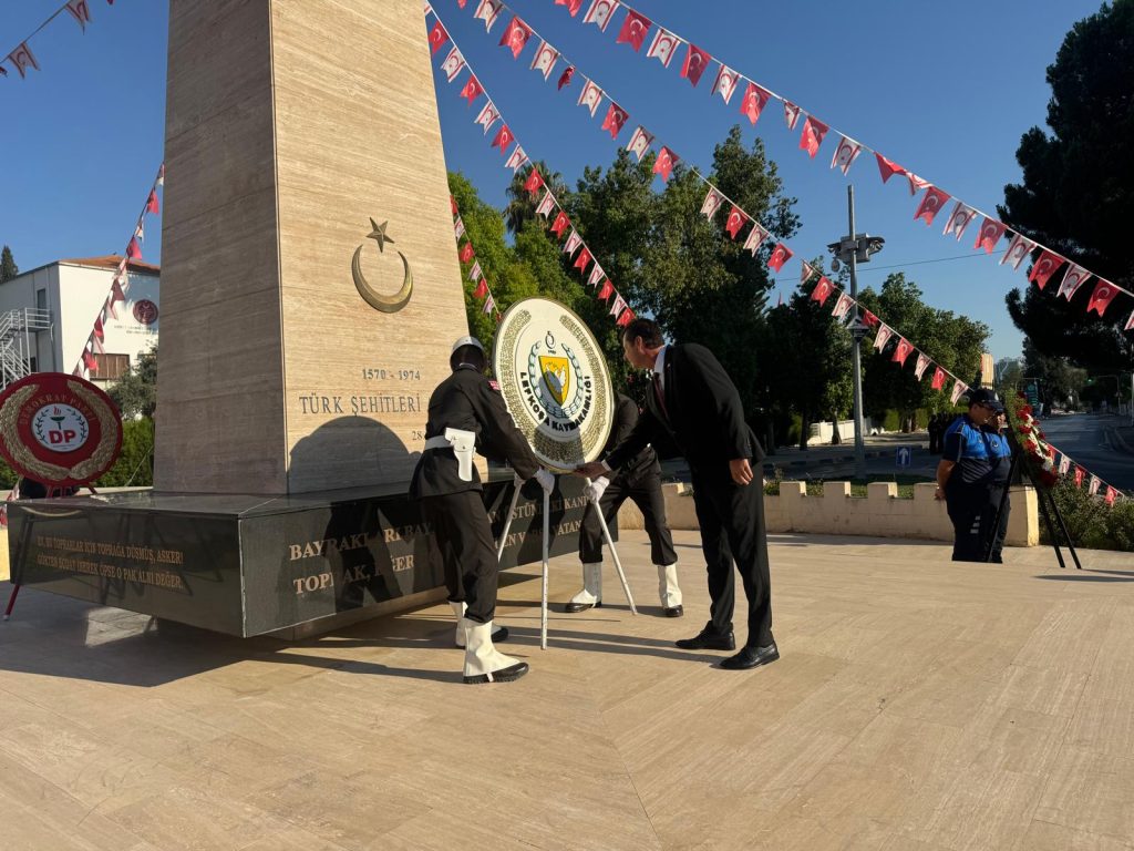 20 Temmuz Barış Harekatı'nın 52'nci yıl dönümü... Lefkoşa'daki ilk tören Şehitler Anıtı önünde düzenlendi