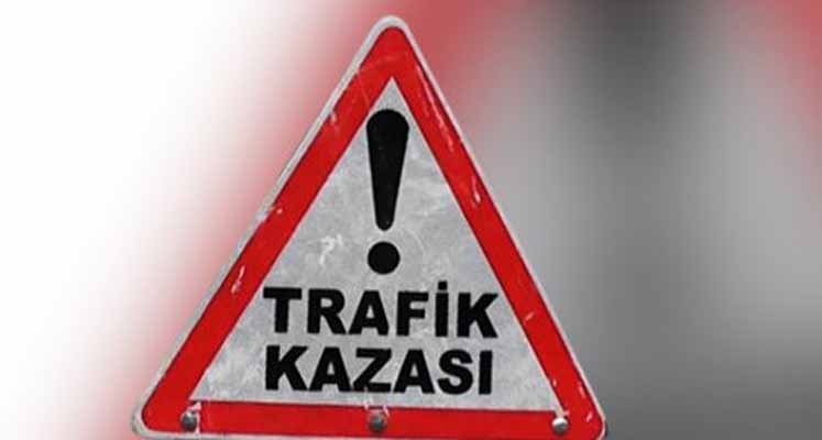 Bafra'da ağaca çarpan araç alev aldı: 3 yaralı