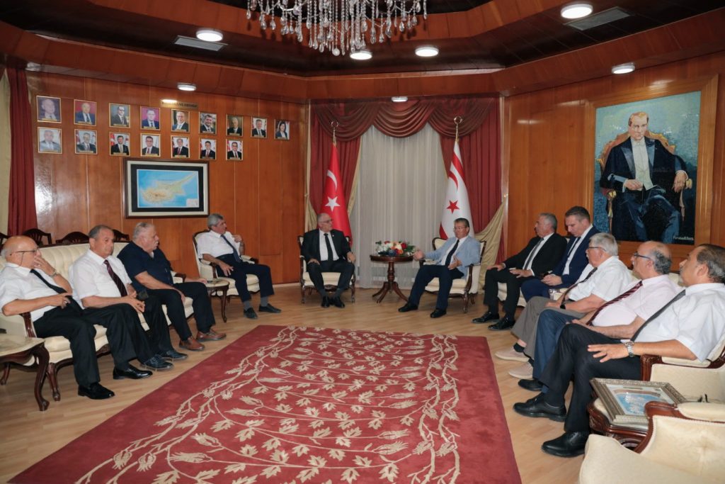 Başbakan Üstel, Emekli Polisler Derneği'ni kabul etti
