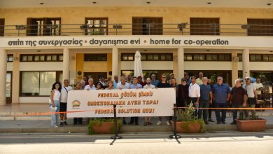 Birleşik Kıbrıs- İki Toplumlu Barış İnsiyatifi Dayanışma Evi önünde pankart açtı