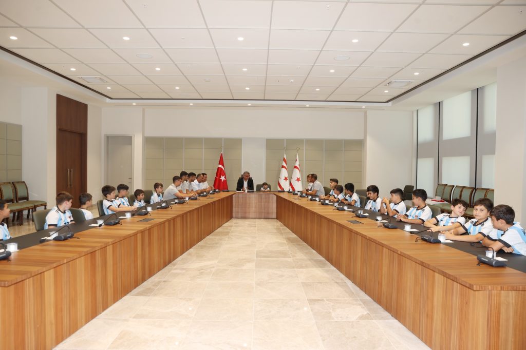 Cumhurbaşkanı Erhürman, Alayköy Gençlik ve Spor Kulübü heyetini kabul etti