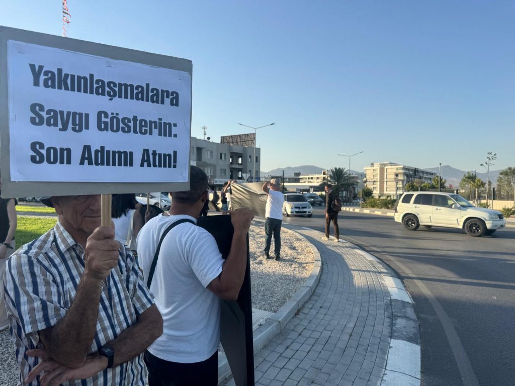Federal çözüm ve barış talebiyle, KKTC ve Güney Kıbrıs’ta eş zamanlı eylem düzenlendi