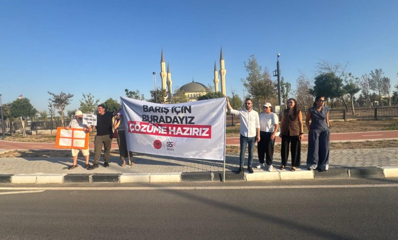 Federal çözüm ve barış talebiyle, KKTC ve Güney Kıbrıs’ta eş zamanlı eylem düzenlendi