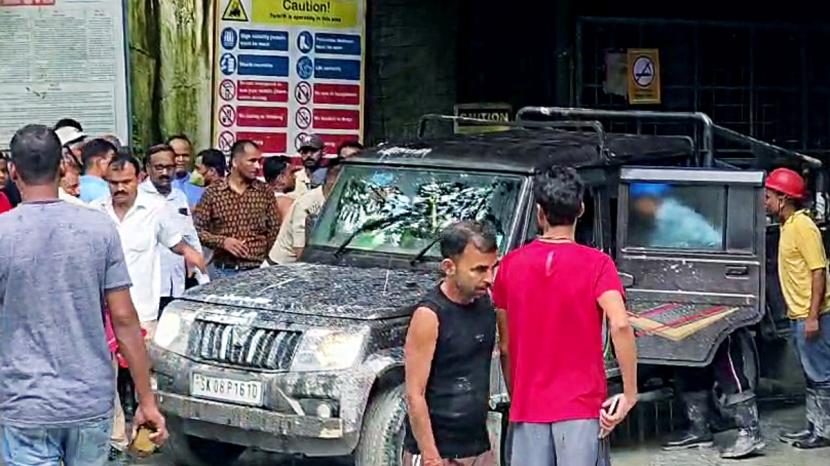 Hindistan'da çöken tünelde 10 kişi hayatını kaybetti...Kurtarma çalışmaları sürüyor
