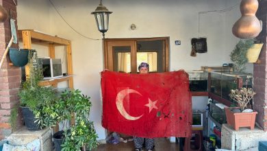Kıbrıs Barış Harekatı'nda Mehmetçiğin kullandığı Türk bayrağını sandığında 36 yıldır saklıyor