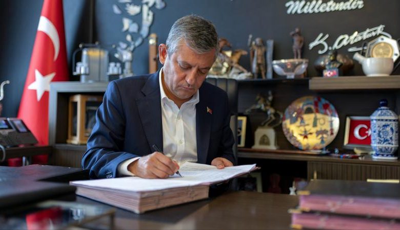 Özgür Özel CHP’den istifa etti: Yeni Parti’nin kuruluş evrakını imzaladı