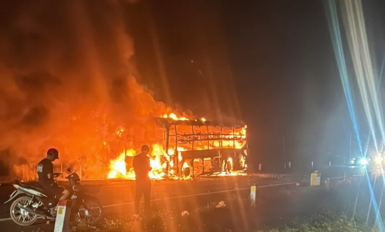 Vietnam'da bariyerlere çarpan yolcu otobüsünde yangın çıktı, 7 kişi öldü, 5 kişi yaralandı