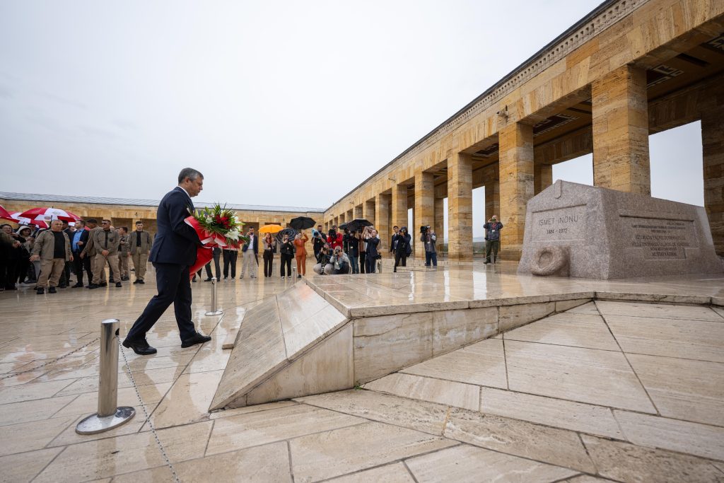 Yeni Parti Genel Başkanı Özel başkanlığındaki heyet, Anıtkabir'i ziyaret etti