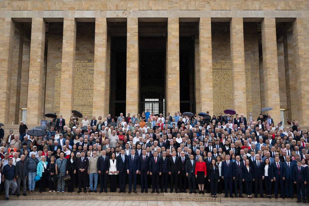 Yeni Parti Genel Başkanı Özel başkanlığındaki heyet, Anıtkabir'i ziyaret etti