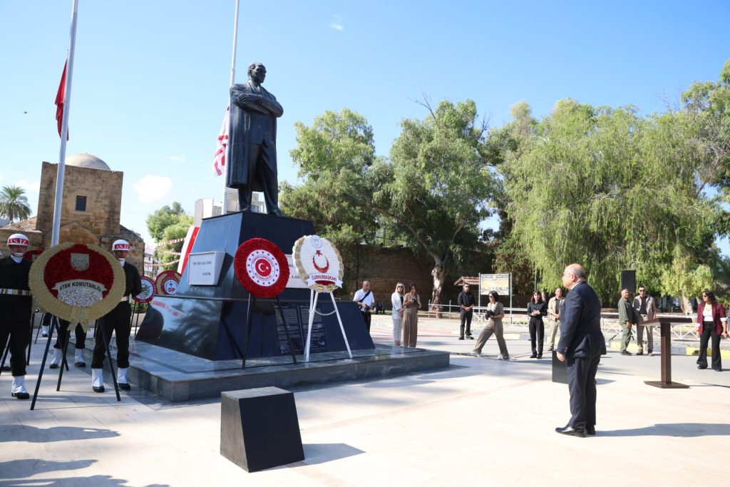 30 Ağustos Zafer Bayramı dolayısıyla Atatürk Anıtı'nda tören düzenlendi