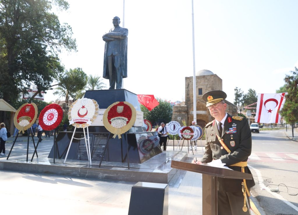 30 Ağustos Zafer Bayramı dolayısıyla Atatürk Anıtı'nda tören düzenlendi