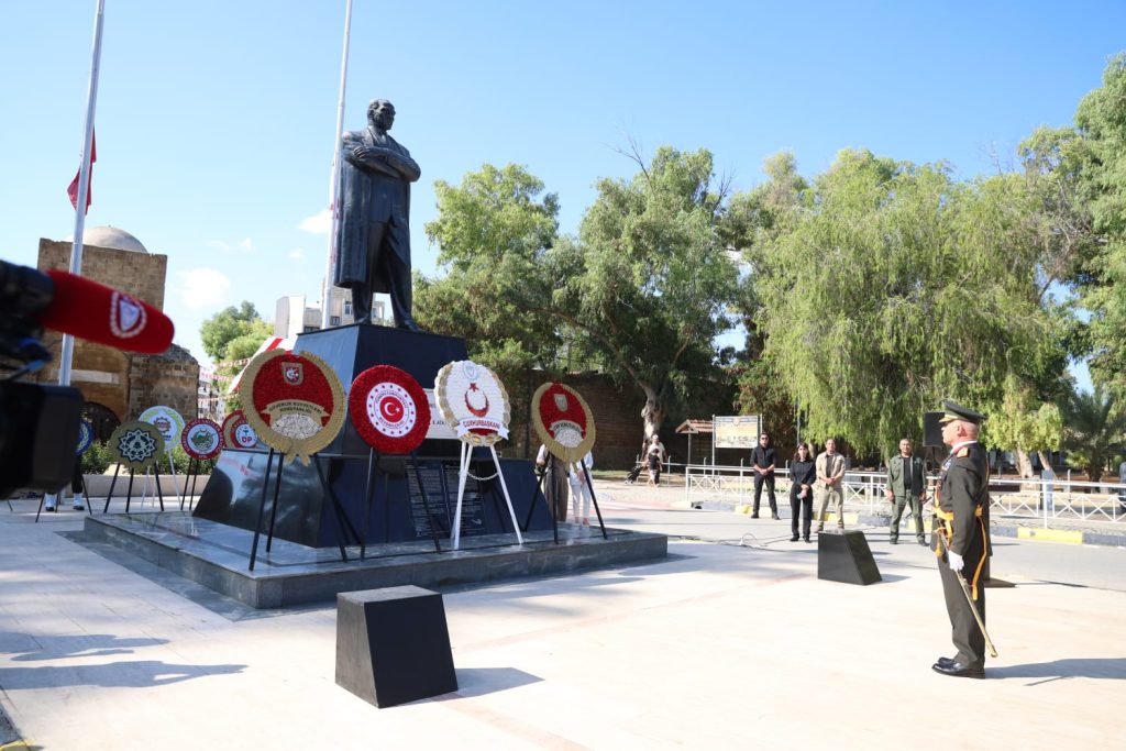 30 Ağustos Zafer Bayramı dolayısıyla Atatürk Anıtı'nda tören düzenlendi