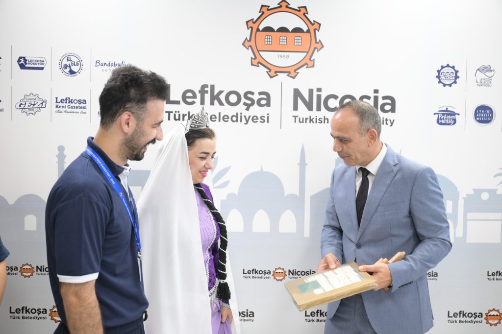 Harmancı, yurt dışından gelen halk dansları ekiplerini kabul etti