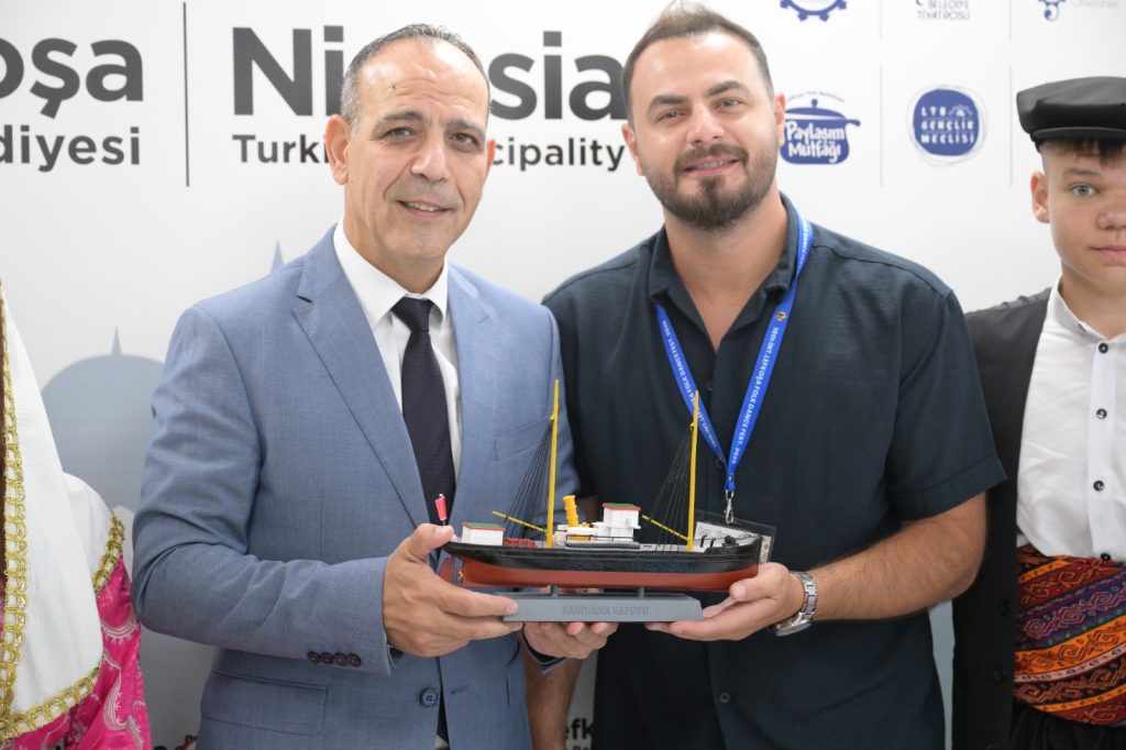 Harmancı, yurt dışından gelen halk dansları ekiplerini kabul etti