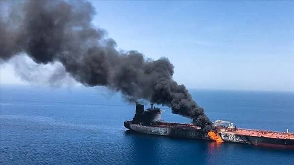 İngiltere Deniz Ticaret Operasyonları: "Suudi Arabistan açıklarında bir tanker gemisi vuruldu"
