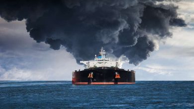 İran: "Hürmüz Boğazı'ndan yasa dışı geçmeye çalışan süper tanker mayınlara çarparak alev aldı"