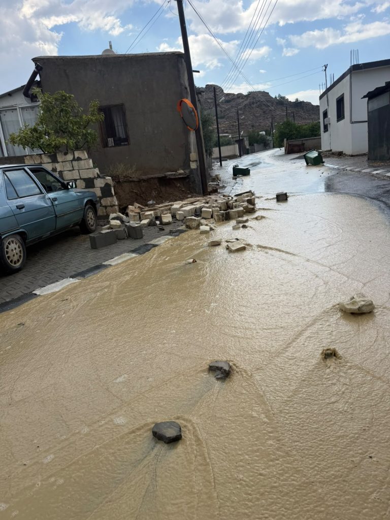 İskele Belediyesi şiddetli fırtına ve yağış nedeniyle vatandaşları uyardı