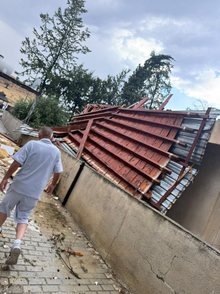 İskele Belediyesi şiddetli fırtına ve yağış nedeniyle vatandaşları uyardı