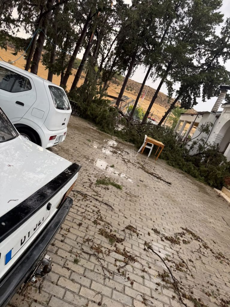 İskele Belediyesi şiddetli fırtına ve yağış nedeniyle vatandaşları uyardı