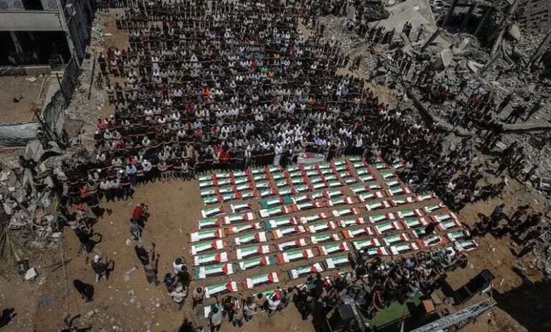 İsrail'in Gazze'ye saldırısından 3 yıl sonra enkazdan çıkarılan 112 Filistinli için cenaze töreni düzenlendi