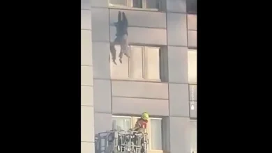İtfaiye merdiveni yetişmeyince 11. kattan iki kat aşağıdaki kurtarma sepetine atlayarak yaralı kurtuldu